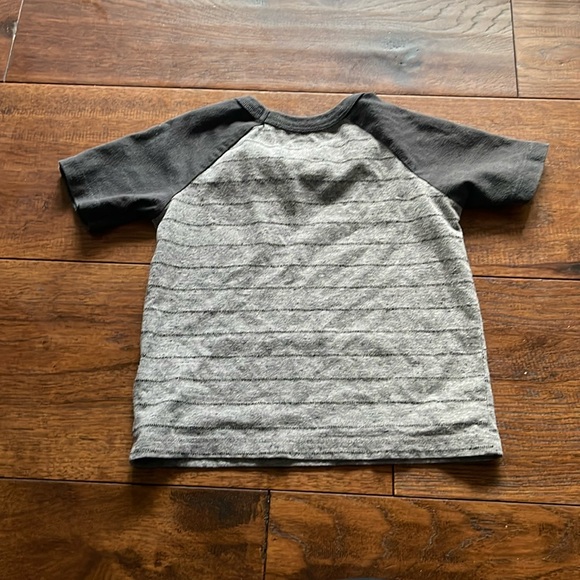 Old Navy Gray Shirt size 2T - Picture 3 of 3